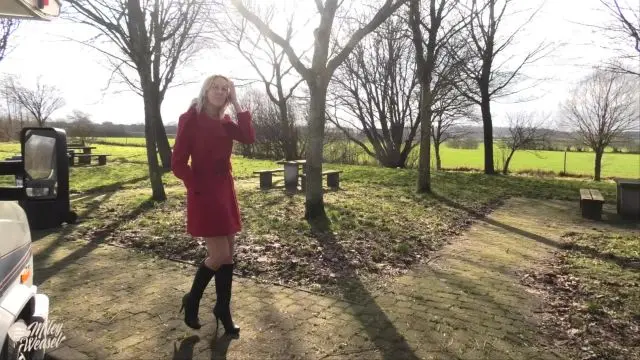 Versaute Parkplatzschlampe will gefickt werden !!