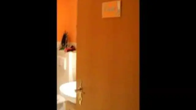 Beim Duschen gefilmt