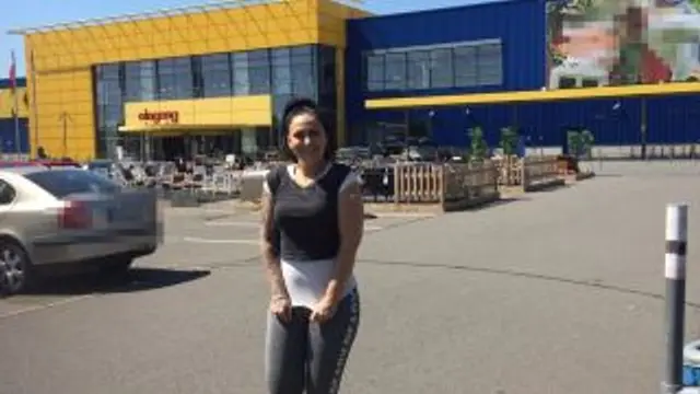 dreister Piss vor Möbelhaus!