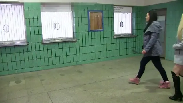 dreister Straf Piss im Bahnhof !