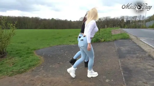 Mega Public eingepisst ! Mira & Lara