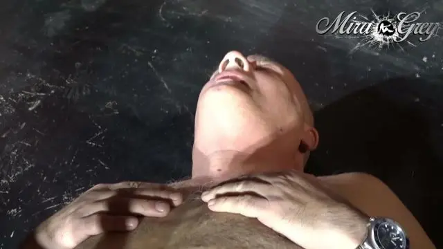 Strafe muss sein! Sektbetankung durch Latex Herrin!