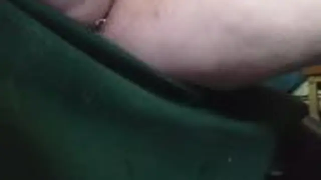 Milfotze frisst Gurke