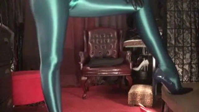 Beine und Heels glänzen wunderbar in den pfauenblauen