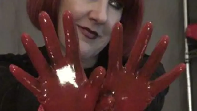 Ein extrem glitschiger Handjob mit doppelten Latexhandschuhe
