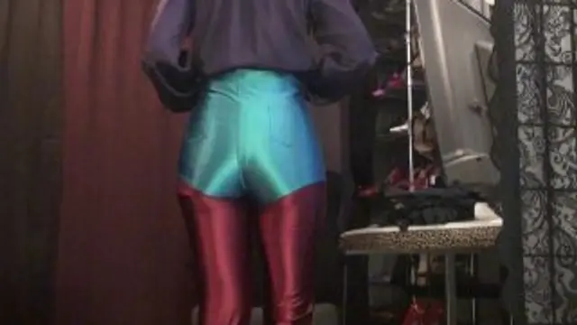 Glänzendes Satin und Handjob mit Lederhandschuhen