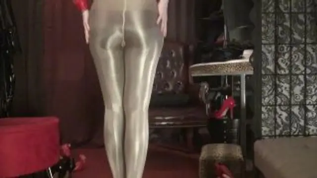 Mehrere extrem glänzenden Strumpfhosen und Strapon im Nylon
