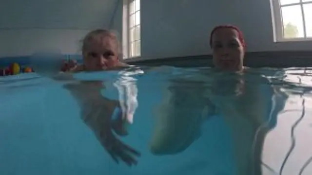 Spaß im Pool mit Freunden