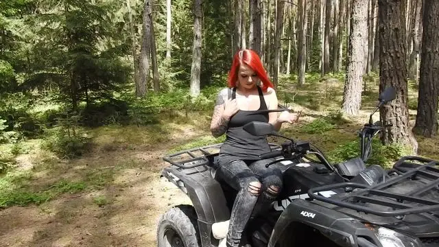 Geiler Strip! Public auf dem Quad gerekelt.