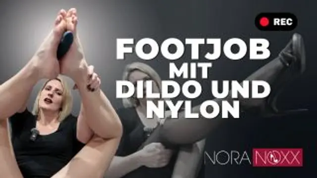 Footjob mit Dildo und Nylons