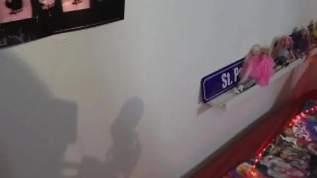 Arschfotze mit extrem langem dicken Dildo gefickt