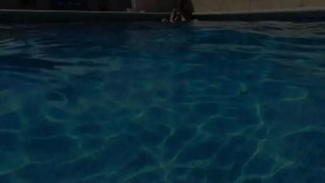 Im Pool scharf geworden, da müssen die Finger halt herhalten