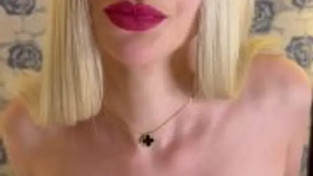 Ich spiele gerne mit meinen Möpsen und Brustwarzen