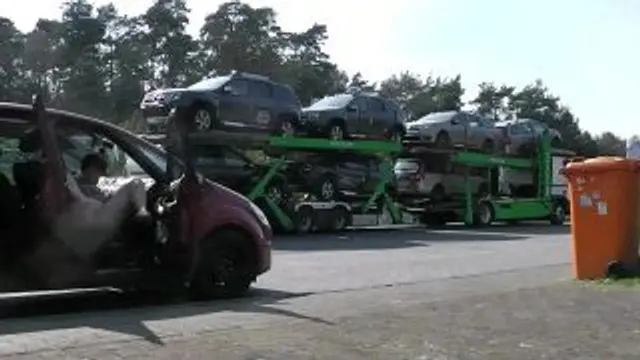 Pissen auf überfülltem Parkplatz