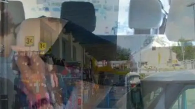 Typen auf dem Rücksitz entsaftet