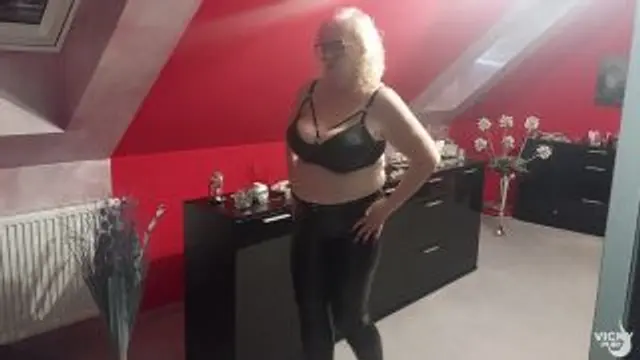 Erst komplett in Leder und dann geile Arsch und Fotzen Show!!!