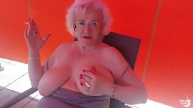 Oben ohne | völlig geil | Public | die Zigarette genießen!!!