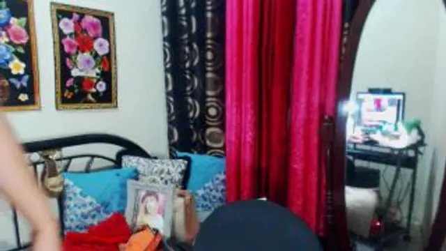 SEXY HOT ASIAN QUEEN WICHST UND EXPLODIERT SPERMA AUF HÖSCHEN