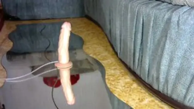 Auf dem Spiegel spritzt der Dildo ab!