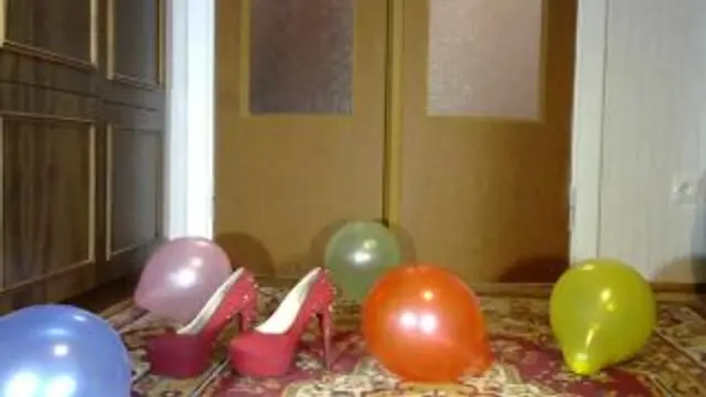 Luftballons und spitze Absätze
