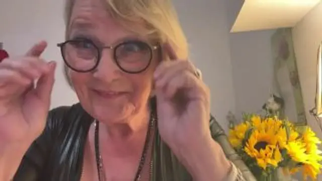 Bea schminkt sich auch mal für eine kleine lustige Runde