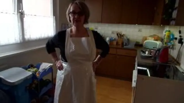 Küchenarbeit in PVC-Schürze