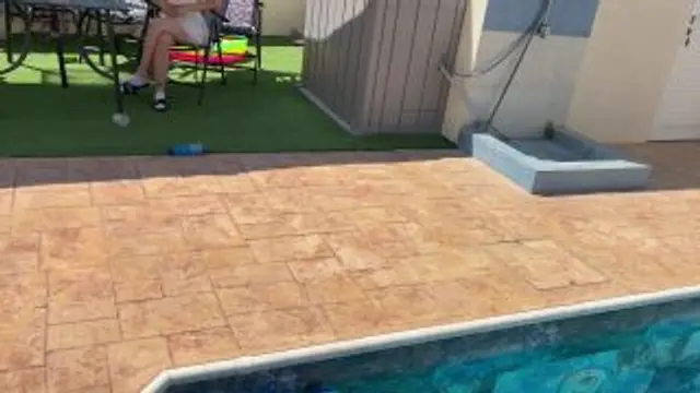 Der Pool-Junge fickt mich total durch 🥵 In der Mittagspause