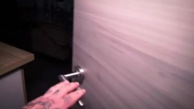 Schlaflos mit Schwanz im Mund.