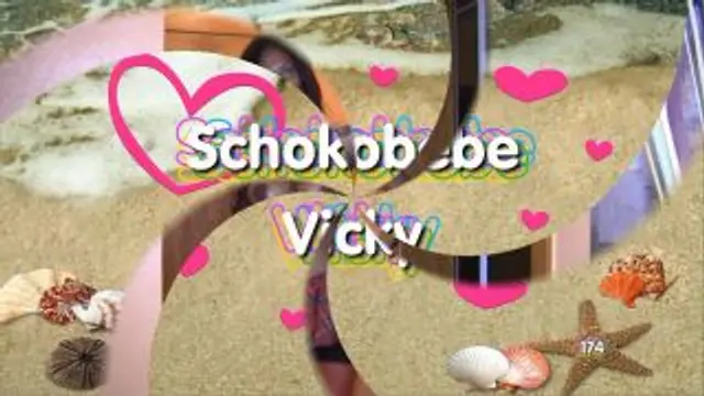 Schokobebe alleine im Bett mit Ihrem Dildo