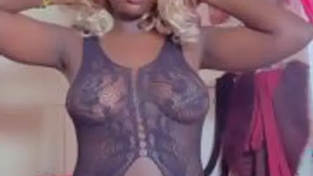 Ich reize dich mit meinem sexy, natürlichen Ebony-Körper in Dessous