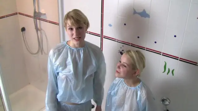 Öliger Spaß in PVC Plastik Anzügen