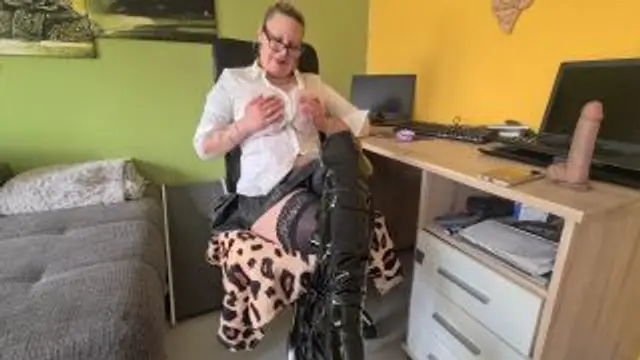 BESORG ES DEINER BÜROSCHLAMPE !!!!