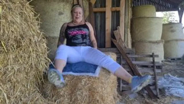 Schmatzende Orgasmus Fotze im Heustadl