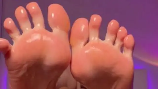 POV: Öl Footjob an Minisexdoll!