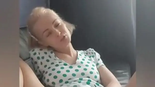 Ich hob mein Kleid hoch und begann zu masturbieren