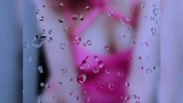 rosa Bodysuit mit Gurten