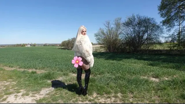 LUXUS PELZ LADY | Sperma aus der FOTZE GEPISST.