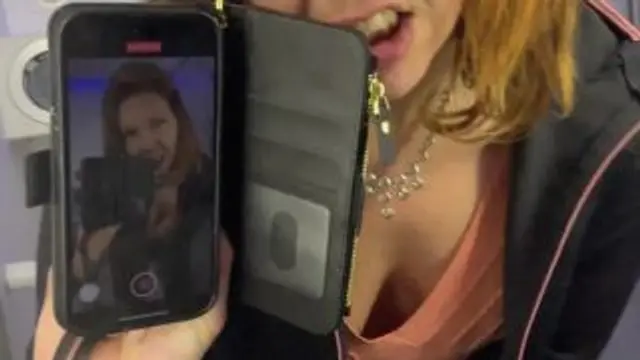 Vicky auf der Flugzeugtoilette