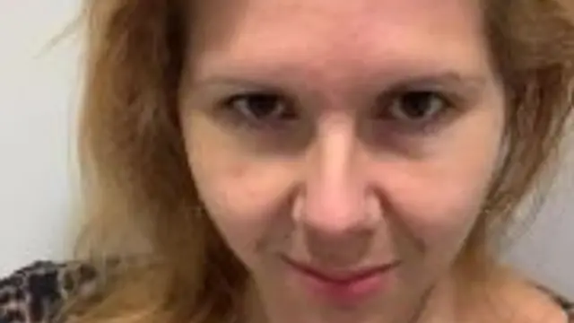 Vicky auf der Mitarbeitertoilette