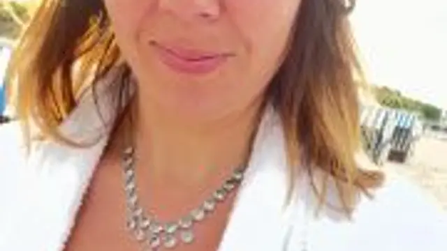 Vicky hinter einem Strandkorb
