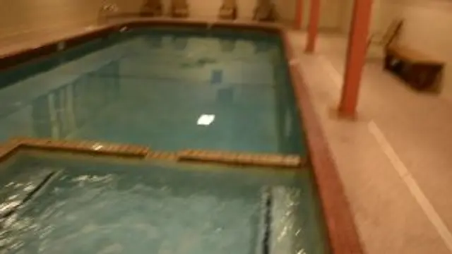 Vicky im öffentlichen Schwimmbad