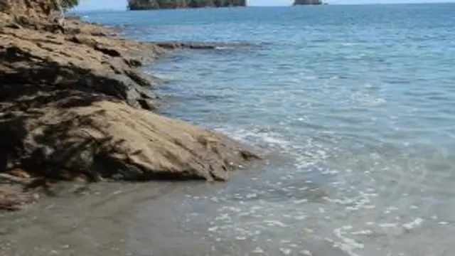 Vicky ohne Höschen am Strand