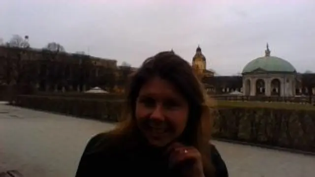 Vickys Busenblitzer inmitten von München