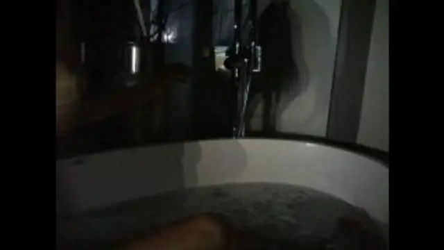 Vickys Orgasmus in der Badewanne