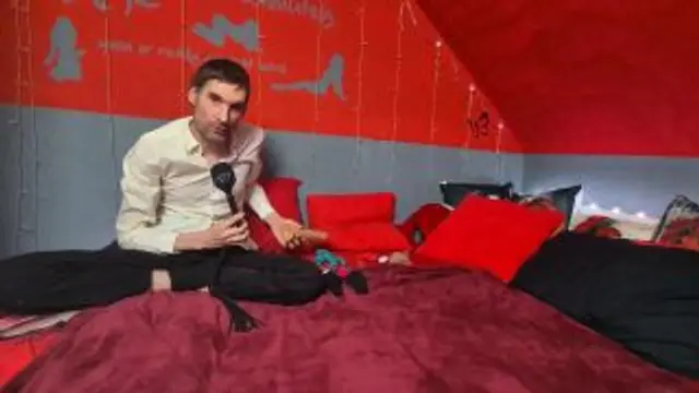 Unterwerfende Devotheit: Spielzeuge, Squirting und Devotheit