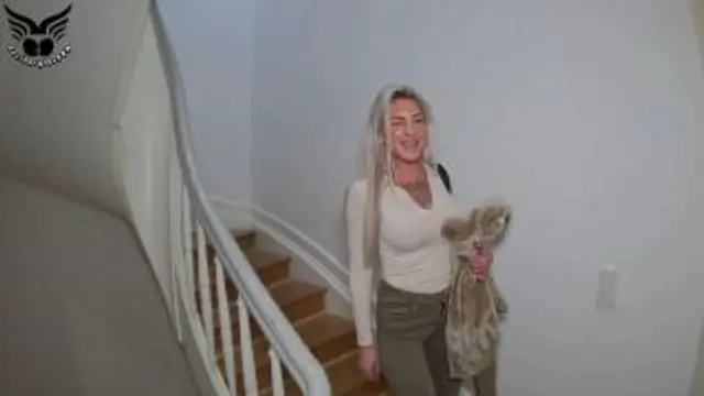 Nasse Hausbesichtigung mit Susi