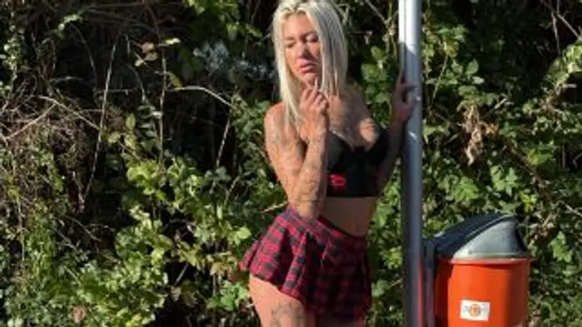 Susi an der Pisshaltestelle