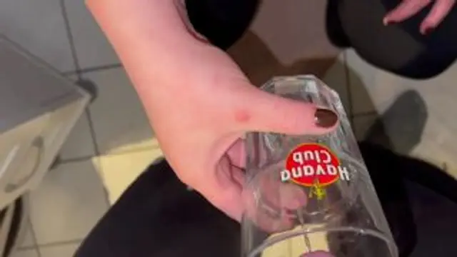 ich trink die pisse aus dem glas