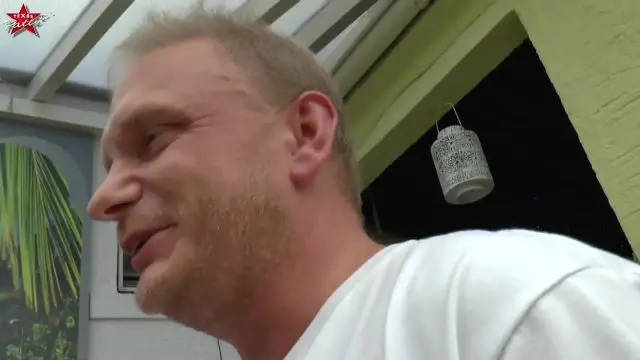 Bedienung weggefickt. Dreier mit HollyBanks