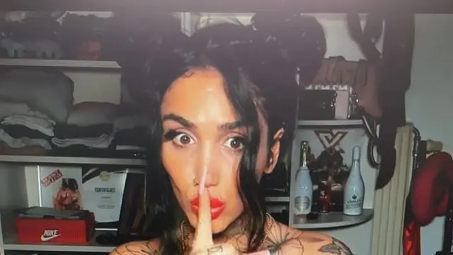 Heimliche die Zuckerstangen in meine FICKLÖCHER  gestopft!